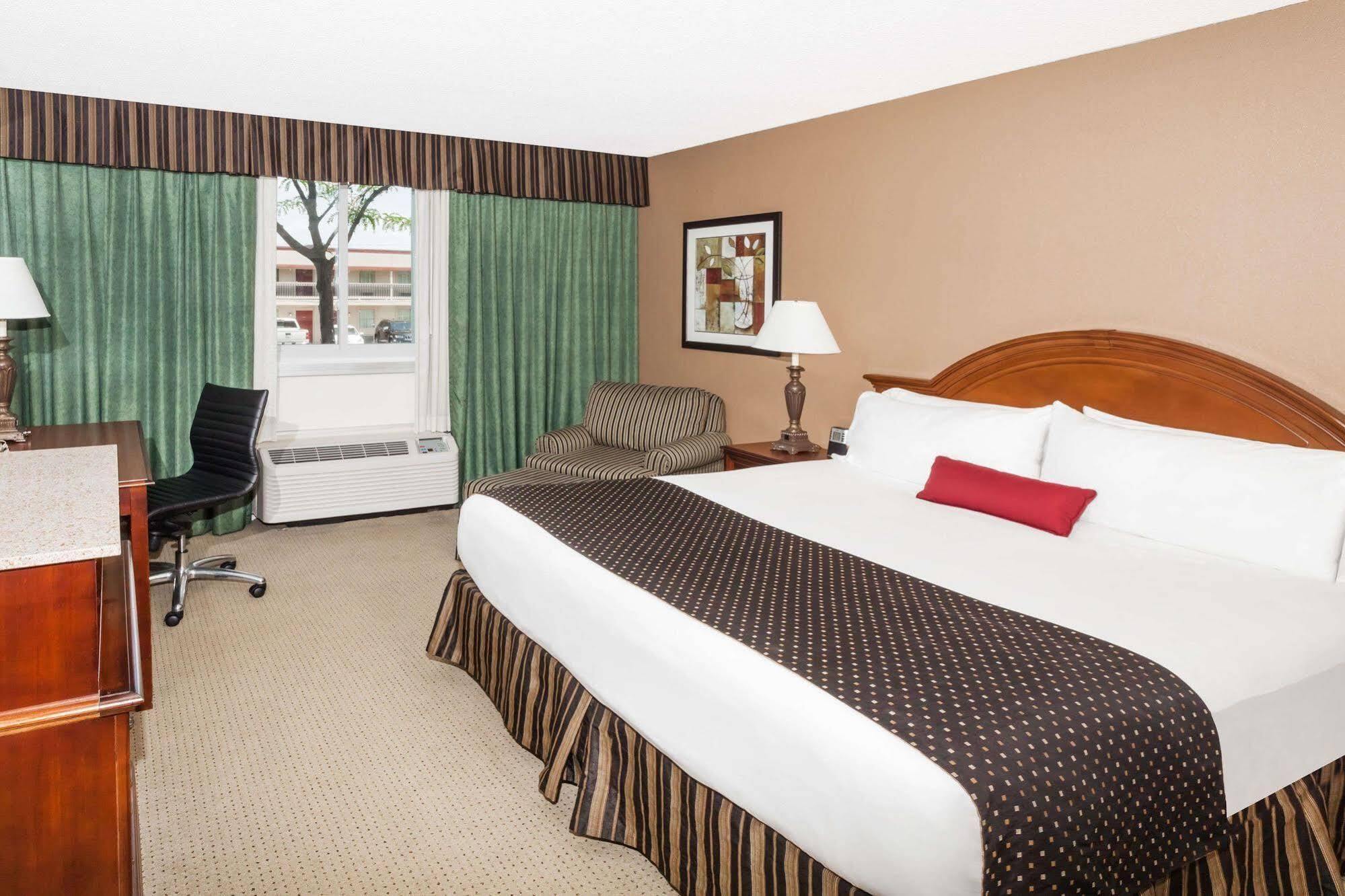 Hotel Wyndham Garden Warsaw Esterno foto